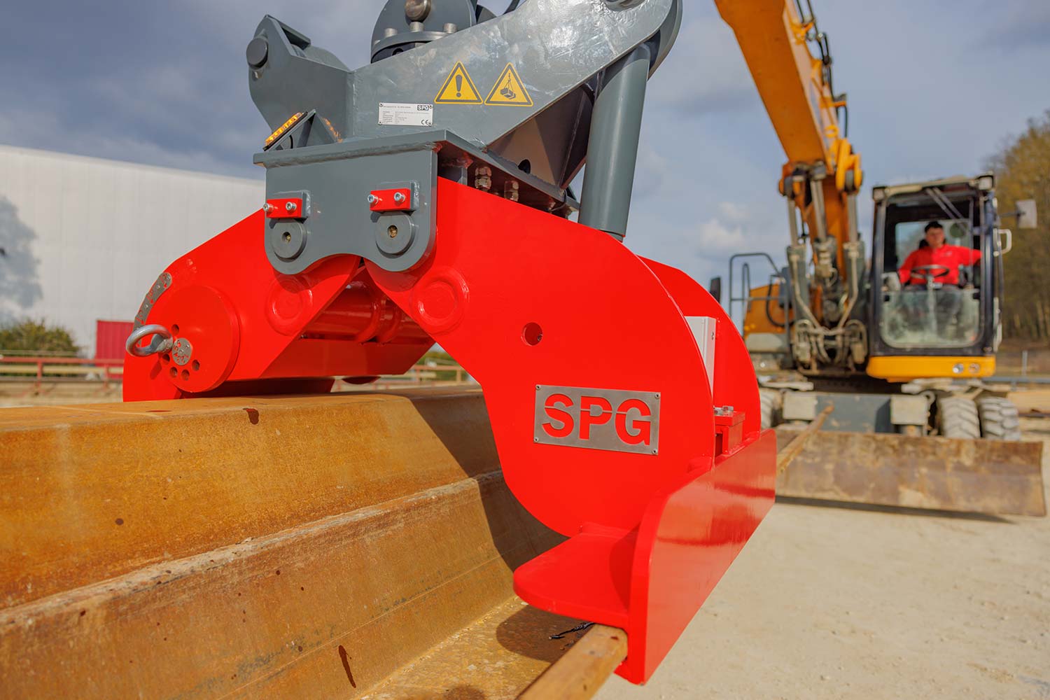 Spundwandgreifer SPG120 nimmt Spundwand auf